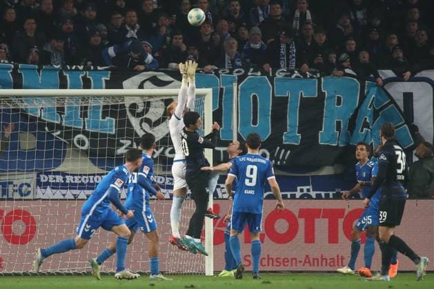 29 11 2024, xgox, Fußball 2 Bundesliga, 1 FC Magdeburg Hertha BSC Berlin emspor, v l Dominik Reimann Magdeburg, 1 Parade, haelt den Ball, faengt den Ball, pariert DFL DFB REGULATIONS PROHIBIT ANY USE OF PHOTOGRAPHS as IMAGE SEQUENCES and or QUASI VIDEO Magdeburg