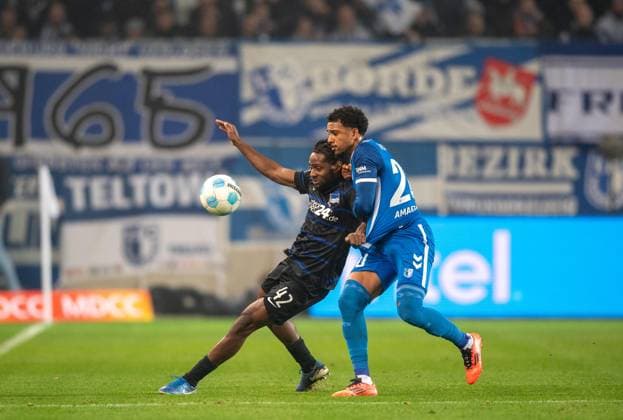Soccer, Men, Season 2024 2025, 2 Bundesliga 14 Matchday , 1 FC Magdeburg Hertha BSC, v l Deyovaisio Zeefuik Hertha BSC , Xavier Amaechi 1 FC Magdeburg , 29 11 2024, Copyright: xSebastianxRäppold MatthiasxKochx
