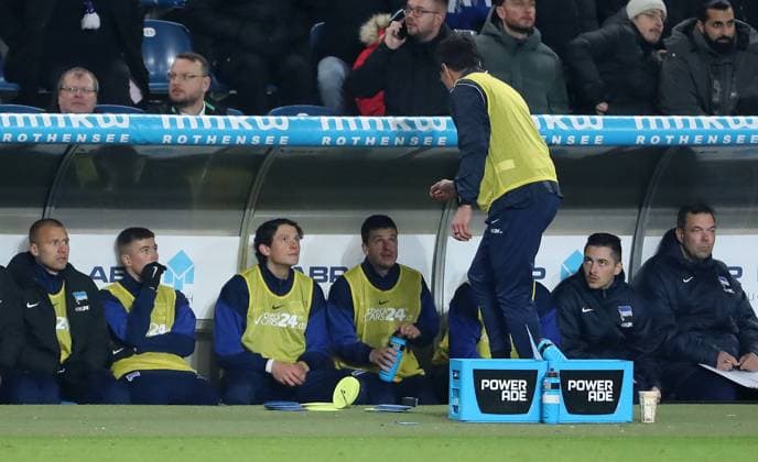 Athletic trainer Henrik Kuchno talks to Fabian Reese Sport Football Soccer 2 Bundesliga Men 14 Matchday Season 2024 2025 29 11 2024 1 FC Magdeburg FCM vs Hertha BSC Berlin DFL regulations prohibit any use of photographs as image sequences and or quasi video