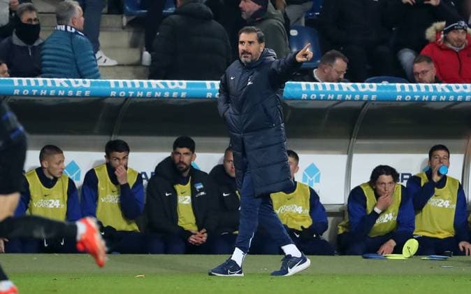 Coach Cristian Fiel pointing, gesticulating Single image Crop action Sport Soccer Football 2 Bundesliga Men 14 Matchday Season 2024 2025 29 11 2024 1 FC Magdeburg FCM vs Hertha BSC Berlin DFL regulations prohibit any use of photographs as image sequences and or quasi video