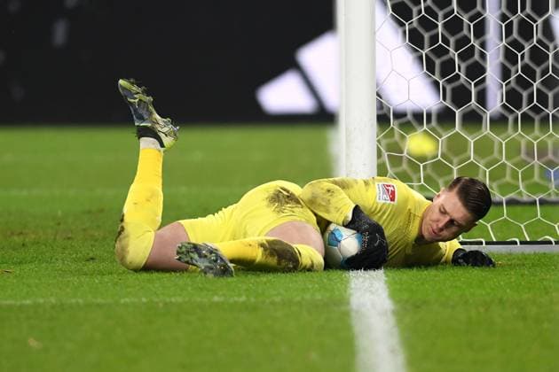 Bilder des Jahres 2024, Sport 11 November Sport Themen der Woche KW48 Sport Bilder des Tages Torwart Julian Krahl (1. FC Kaiserslautern) in Aktion, am Ball, Einzelaktion waehrend des Spiels der 2. Bundesliga zwischen FC Schalke 04 und 1. FC Kaiserslautern in der Veltins-Arena am 29. November 2024 in Gelsenkirchen, Deutschland. (Foto von Ralf Treese DeFodi Images) +++ Torwart Julian Krahl (1. FC Kaiserslautern) controls the ball during the 2. Bundesliga match between FC Schalke 04 and 1. FC Kaiserslautern at Veltins-Arena on November 29, 2024 in Gelsenkirchen, Germany. (Photo by Ralf Treese DeFodi Images) DFB DFL REGULATIONS PROHIBIT ANY USE OF PHOTOGRAPHS AS IMAGE SEQUENCES AND OR QUASI-VIDEO. Defodi-521_S04FCK20241129_004 *** Goalkeeper Julian Krahl 1 FC Kaiserslautern in action, on the ball, single action during the 2 Bundesliga match between FC Schalke 04 and 1 FC Kaiserslautern at Veltins Arena on November 29, 2024 in Gelsenkirchen, Germany Photo by Ralf Treese DeFodi Images Goalkeeper Julian Krahl 1 FC Kaiserslautern controls the ball during the 2 Bundesliga match between FC Schalke 04 and 1 FC Kaiserslautern at Veltins Arena on November 29, 2024 in Gelsenkirchen, Germany Photo by Ralf Treese DeFodi Images DFB DFL REGULATIONS PROHIBIT ANY USE OF PHOTOGRAPHS AS IMAGE SEQUENCES AND OR QUASI VIDEO Defodi 521 S04FCK20241129 004 Defodi-521 DFB DFL REGULATIONS PROHIBIT ANY USE OF PHOTOGRAPHS AS IMAGE SEQUENCES AND OR QUASI-VIDEO.
