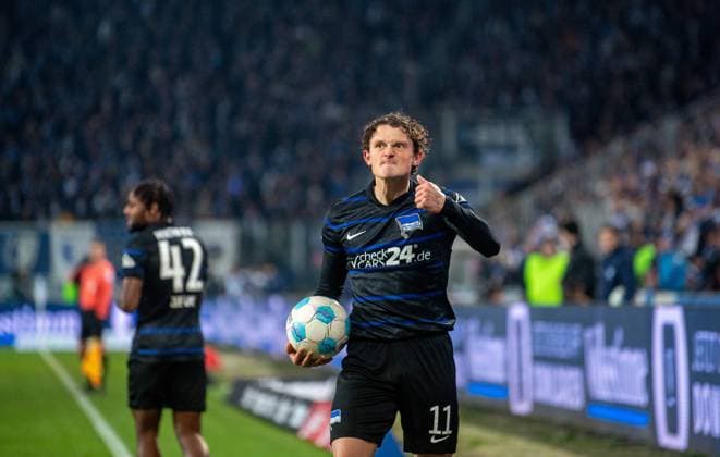 Soccer, Men, Season 2024 2025, 2 Bundesliga 14 Matchday , 1 FC Magdeburg Hertha BSC, v l Deyovaisio Zeefuik Hertha BSC , Fabian Reese Hertha BSC waves to the fans of Hertha, 29 11 2024, Copyright: xSebastianxRäppold MatthiasxKochx