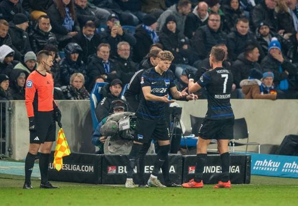 Football, Men, Season 2024 2025, 2 Bundesliga 14 Matchday , 1 FC Magdeburg Hertha BSC, v l Luca Schuler Hertha BSC is received with whistles from the Magdeburg fans, Florian Niederlechner Hertha BSC , 29 11 2024, Copyright: xSebastianxRäppold MatthiasxKochx