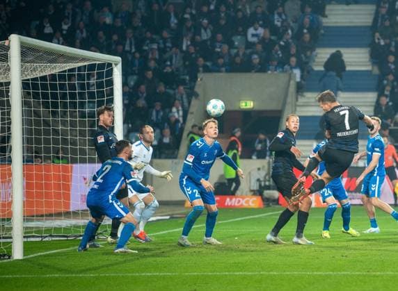 Soccer, Men, Season 2024 2025, 2 Bundesliga 14 Matchday , 1 FC Magdeburg Hertha BSC, Florian Niederlechner 7, Hertha BSC scores the goal for 1 2 against goalkeeper Dominik Reimann 1 FC Magdeburg , 29 11 2024, Copyright: xSebastianxRäppold MatthiasxKochx