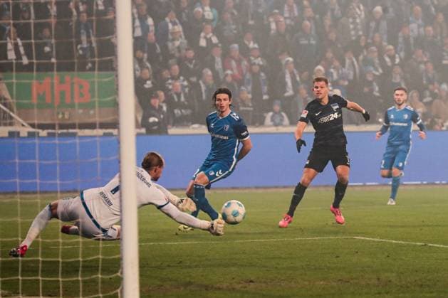 Florian Niederlechner Hertha BSC Berlin,7 vs Jean Hugonet 1 FC Magdeburg,24 and goalkeeper Dominik Reimann 1 FC Magdeburg,1 2 Soccer Bundesliga Season 2024 2025 1 FC Magdeburg vs Hertha BSC Berlin at the Avnet Arena in Magdeburg Action,Soccer,Man,Men,Germany,29 11 2024