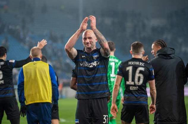 Soccer, Men, Season 2024 2025, 2 Bundesliga 14 Matchday , 1 FC Magdeburg Hertha BSC, Toni Leistner Hertha BSC with the fans, cheering after the final whistle, 29 11 2024, Copyright: xSebastianxRäppold MatthiasxKochx