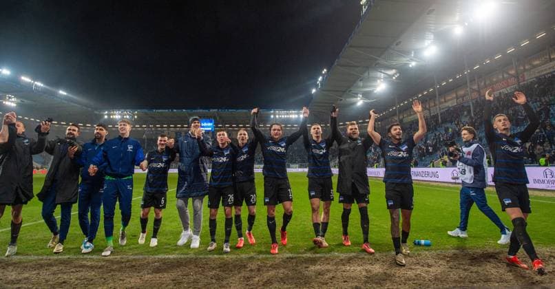 Soccer, Men, Season 2024 2025, 2 Bundesliga 14 Matchday , 1 FC Magdeburg Hertha with the fans, cheering after the final whistle, 29 11 2024, Copyright: xSebastianxRäppold MatthiasxKochx