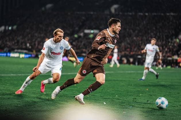 Soccer Men Season 2024 2025 Soccer Bundesliga 12 Matchday FC St Pauli vs Holstein Kiel 29 11 2024 Andreas Albers 19, FC St Pauli on the ball Hamburg Millerntor Stadion Hamburg Germany