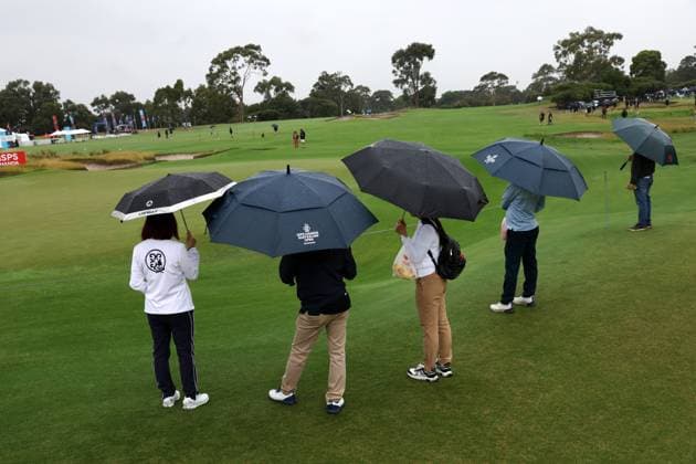 GOLF AUSTRALIAN OPEN, Spectators are seen with umbrellas on day three of the ISPS HANDA Australian Open at Kingston Heath Golf Club in Melbourne, Saturday, November 30, 2024. ( NO ARCHIVING, EDITORIAL USE ONLY, NO USE IN BOOKS WITHOUT CONSENT MELBOURNE VICTORIA AUSTRALIA  Copyright: xCONxCHRONISx 20241130147217529922
