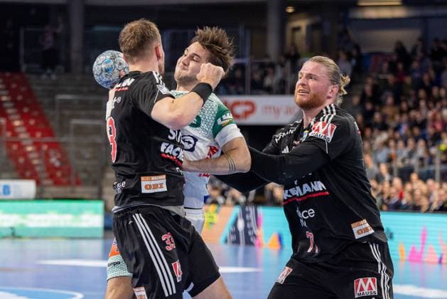 Ludvig Hallbaeck Frisch Auf Goeppingen, 20 is stopped by Nikolai Link HC Erlangen, 33 and Maciej Gebala HC Erlangen, 77 at the circle HC Erlangen vs FRISCH AUF Goeppingen, Handball, 1 Handball Bundesliga, Saison 2024 2025, 12 Spieltag, 29 11 2024 HC Erlangen vs FRISCH AUF Goeppingen, Handball, 1 Handball Bundesliga, Saison 2024 2025, 12 Spieltag, 29 11 2024 Nuernberg Copyright: xEibner-Pressefoto ArdanxFuessmanx EP_AFN