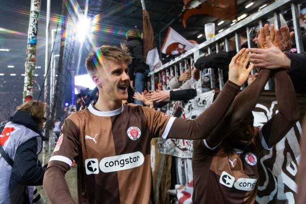 Soccer I Men I Season 2024 2025 I Bundesliga I Matchday 12 I FC St Pauli Holstein Kiel I 29 11 2024 Erik Ahlstrand 20, FC St Pauli applauds the fans Hamburg Millerntor Stadion Hamburg Germany Copyright: xLobecax xHenningxRohlfsx