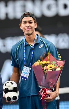 Sport Themen der Woche KW48 CHENGDU, CHINA - NOVEMBER 30: Champion Kasidit Samrej of Thailand poses for a photo after winning the Men s Singles Final match against Rio Noguchi of Japan on day 6 of 2025 Australian Open Asia-Pacific Wildcard Play-off at Sichuan International Tennis Centre on November 30, 2024 in Chengdu, Sichuan Province of China.  Copyright: xVCGx 111533787202