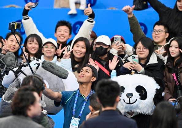 CHENGDU, CHINA - NOVEMBER 30: Champion Kasidit Samrej of Thailand poses with supporters after winning the Men s Singles Final match against Rio Noguchi of Japan on day 6 of 2025 Australian Open Asia-Pacific Wildcard Play-off at Sichuan International Tennis Centre on November 30, 2024 in Chengdu, Sichuan Province of China.  Copyright: xVCGx 111533787201