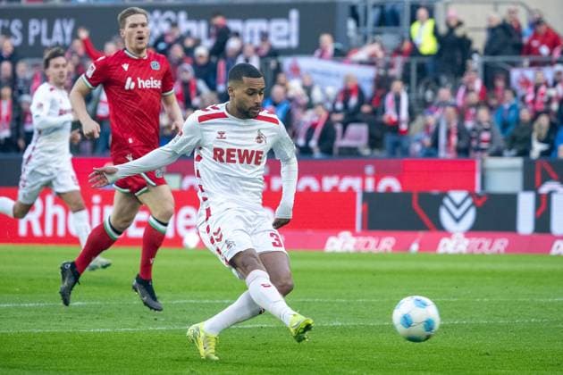 30 11 2024, Soccer 2 Bundesliga, Season 2024 2025, Matchday 14, 1 FC Köln vs Hannover 96 at RheinEnergieStadion in Cologne Linton Maina 1 FC Koeln, 37 gets a shot but unfortunately it is offside Important note According to the regulations of the DFL German Football League or the DFB German Football Association, it is prohibited to use or have used photographs taken in the stadium and or of the match in the form of sequential images and or video-like photo series Foto Kirchner Media TH Copyright: xKirchner-Media THx