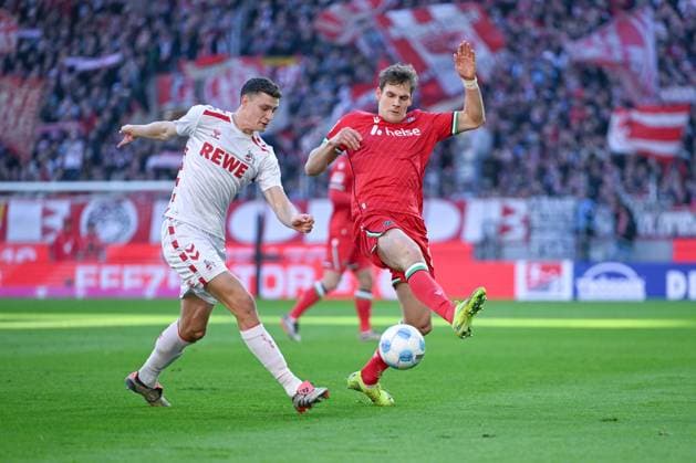 30 11 2024, Football, 2 Bundesliga, Matchday 14 Season 2024 2025, 1 FC Köln Hannover 96, Eric Martel 1 FC Köln , Enzo Leopold Hannover 96 xRHR PHOTO TKx Copyright: RHR-FOTOx RHR-FOTO TK