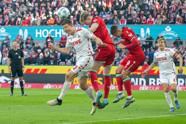 30 11 2024, Soccer 2 Bundesliga, Season 2024 2025, Matchday 14, 1 FC Köln vs Hannover 96 at the RheinEnergieStadion in Cologne Josh Knight Hannover 96, 02 wins the header duel against Dominique Heintz 1 FC Koeln, 03 Important note According to the regulations of the DFL German Football League and the DFB German Football Association, it is prohibited to use or have used photographs taken in the stadium and or from the match in the form of sequential images and or video-like photo series Foto Kirchner Media TH Copyright: xKirchner-Media THx