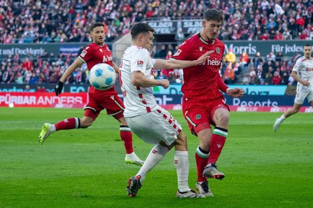 30 11 2024, Soccer 2 Bundesliga, Season 2024 2025, Matchday 14, 1 FC Köln vs Hannover 96 at RheinEnergieStadion in Cologne Phil Yannik Neumann Hannover 96, 05 clears the ball in front of Eric Martel 1 FC Koeln, 06 Important note In accordance with the regulations of the DFL German Football League and the DFB German Football Association, it is prohibited to utilize or have utilized photographs taken in the stadium and or of the match in the form of sequential images and or video-like photo series Foto Kirchner Media TH Copyright: xKirchner-Media THx