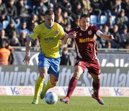Sven Koehler Eintracht Braunschweig , Andreas Geipl SSV Jahn Regensburg Football, Men, Season 2024 2025 2 BL, Eintracht Stadion, Eintracht Braunschweig vs SSV Jahn Regensburg DFL REGULATIONS PROHIBIT ANY USE OF PHOTOGRAPHS AS IMAGE SEQUENCES AND OR QUASI VIDEO