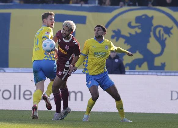 Sebastian Polter Eintracht Braunschweig , Bryan Hein SSV Jahn Regensburg , Sanoussy Ba Eintracht Braunschweig Football, Men, Season 2024 2025 2 BL, Eintracht Stadion, Eintracht Braunschweig vs SSV Jahn Regensburg DFL REGULATIONS PROHIBIT ANY USE OF PHOTOGRAPHS AS IMAGE SEQUENCES AND OR QUASI VIDEO