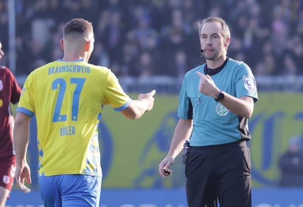 Sven Koehler Eintracht Braunschweig , Referee Patrick Alt Football, Men, Season 2024 2025 2 BL, Eintracht Stadion, Eintracht Braunschweig vs SSV Jahn Regensburg DFL REGULATIONS PROHIBIT ANY USE OF PHOTOGRAPHS AS IMAGE SEQUENCES AND OR QUASI VIDEO
