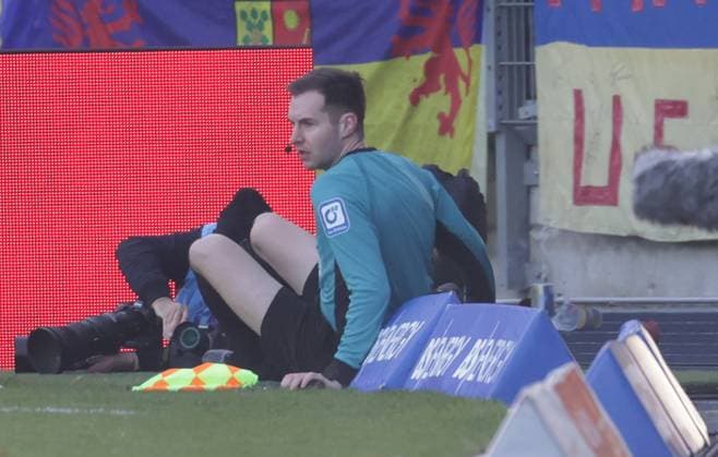 Fall of linesman Martin Speckner Football, Men, Season 2024 2025 2 BL, Eintracht Stadion, Eintracht Braunschweig vs SSV Jahn Regensburg DFL REGULATIONS PROHIBIT ANY USE OF PHOTOGRAPHS AS IMAGE SEQUENCES AND OR QUASI VIDEO