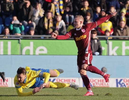 Ermin Bicakcic Eintracht Braunschweig blocks the shot of Kai Proeger SSV Jahn Regensburg Football, Men, Season 2024 2025 2 BL, Eintracht Stadion, Eintracht Braunschweig vs SSV Jahn Regensburg DFL REGULATIONS PROHIBIT ANY USE OF PHOTOGRAPHS AS IMAGE SEQUENCES AND OR QUASI VIDEO