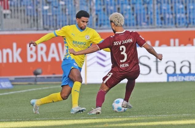 Eintracht BS vs SSV Jahn Regensburg Braunschweig, 30 11 2024, Football, Season 24 25, 2 Bundesliga, Matchday 14, Eintracht Braunschweig vs SSV Jahn Regensburg, Picture shows Sanoussy Ba BTSV, 25 Braunschweig