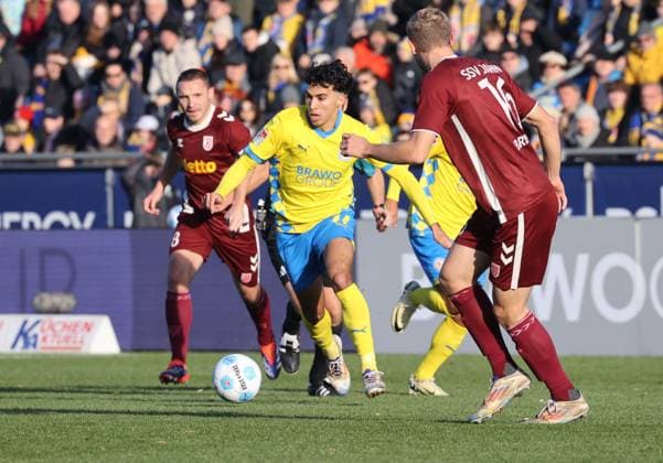 Eintracht BS vs SSV Jahn Regensburg Braunschweig, 30 11 2024, Football, Season 24 25, 2 Bundesliga, Matchday 14, Eintracht Braunschweig vs SSV Jahn Regensburg, Picture shows Johan Gomez BTSV, 44 Braunschweig