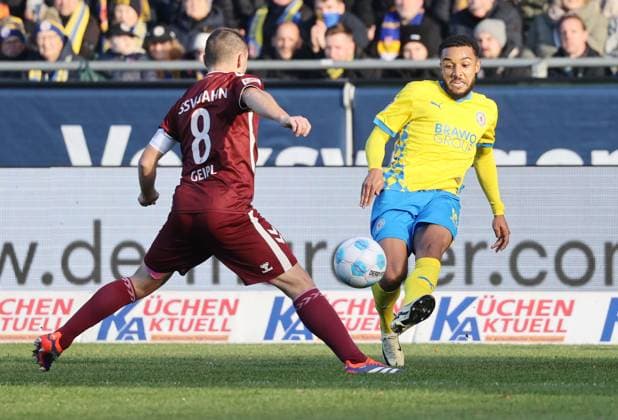 Eintracht BS vs SSV Jahn Regensburg Braunschweig, 30 11 2024, Football, Season 24 25, 2 Bundesliga, Matchday 14, Eintracht Braunschweig vs SSV Jahn Regensburg, Picture shows Leon Bell Bell BTSV, 19 Braunschweig
