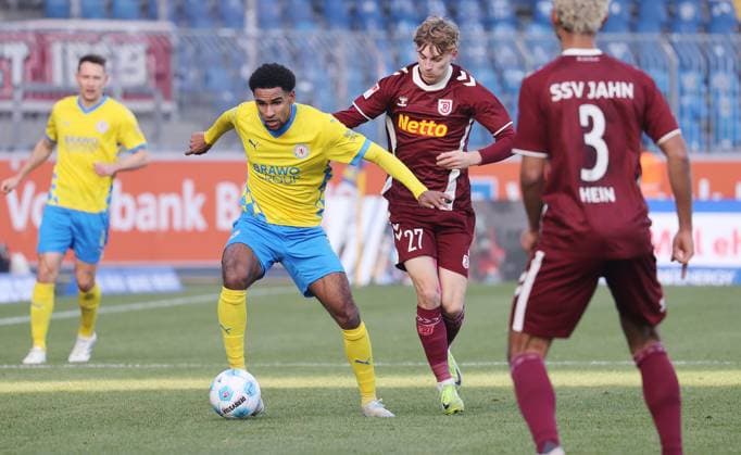 Eintracht BS vs SSV Jahn Regensburg Braunschweig, 30 11 2024, Football, Season 24 25, 2 Bundesliga, Matchday 14, Eintracht Braunschweig vs SSV Jahn Regensburg, Picture shows Sanoussy Ba BTSV, 25 Braunschweig