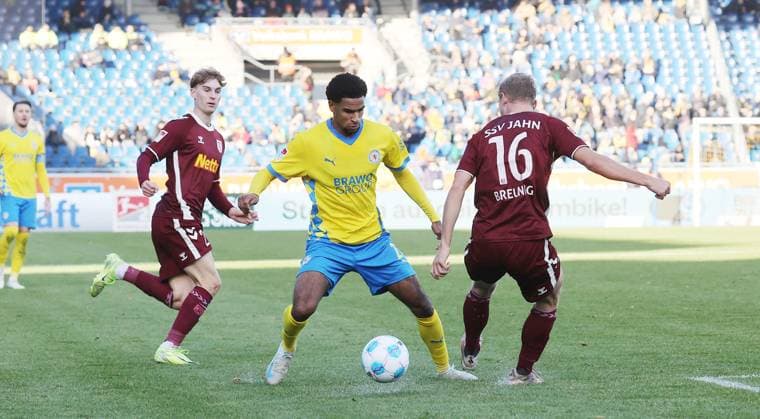 Eintracht BS vs SSV Jahn Regensburg Braunschweig, 30 11 2024, Football, Season 24 25, 2 Bundesliga, Matchday 14, Eintracht Braunschweig vs SSV Jahn Regensburg, Picture shows Sanoussy Ba BTSV, 25 Braunschweig