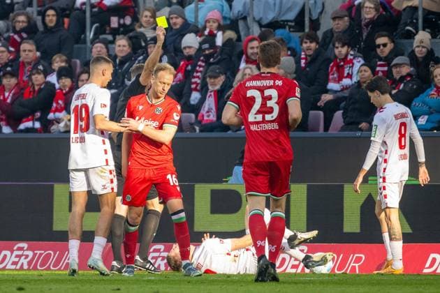 30 11 2024, Soccer 2 Bundesliga, Season 2024 2025, Matchday 14, 1 FC Köln vs Hannover 96 at RheinEnergieStadion in Cologne Havard Nielsen Hannover 96, 16 gets a yellow card after the foul on Dominique Heintz 1 FC Koeln, 03 is shown a yellow card by referee Gerhard Struber Important note In accordance with the regulations of the DFL German Football League and the DFB German Football Association, it is prohibited to use or have used photographs taken in the stadium or of the match in the form of sequential images or video-like photo series Foto Kirchner Media TH Copyright: xKirchner-Media THx