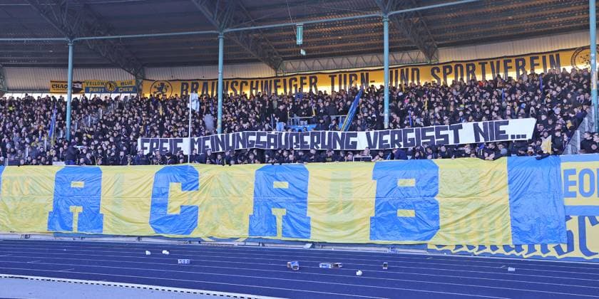 Eintracht BS vs SSV Jahn Regensburg Braunschweig, 30 11 2024, Soccer, Season 24 25, 2 Bundesliga, Matchday 14, Eintracht Braunschweig vs SSV Jahn Regensburg, Picture shows fans of Eintracht in the south curve with poster A C A B Braunschweig