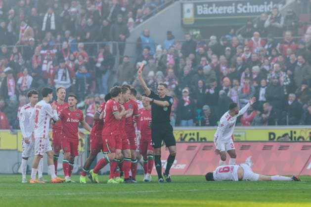 2 Soccer Bundesliga 1 FC Köln Hannover 96 30 11 2024 Referee Sören Storks shows red for Max Christiansen Hannover 96, 13 after foul on Eric Martel 1 FC Köln, 6 2 Soccer Bundesliga, 1 FC Köln Hannover 96, Cologne, Rheinenergiestadion on 30 11 2024 DFL REGULATIONS PROHIBIT ANY USE OF PHOTOGRAPHS AS IMAGE SEQUENCES AND OR QUASI VIDEO Copyright: xBEAUTIFULxSPORTS Wunderlx