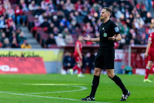 2 Soccer Bundesliga 1 FC Köln Hannover 96 30 11 2024 Referee Sören Storks gestures 2 Soccer Bundesliga, 1 FC Köln Hannover 96, Cologne, Rheinenergiestadion on 30 11 2024 DFL REGULATIONS PROHIBIT ANY USE OF PHOTOGRAPHS AS IMAGE SEQUENCES AND OR QUASI VIDEO Copyright: xBEAUTIFULxSPORTS Wunderlx