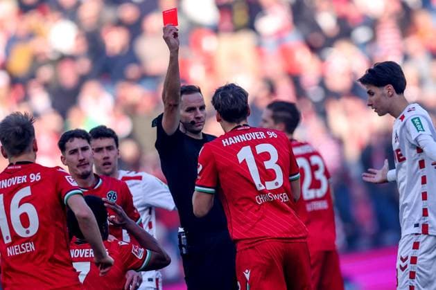 30 11 2024, Football, 1 FC Köln Hannover 96, 2 Fußball Bundesliga, RheinEnergieSTADION, Saison 2024 2025 Platzverweis Red card for Max Christiansen Hannover 13 DFB regulations prohibit any use of photographs as image sequences and or quasi video Nordrhein Westfalen Germany