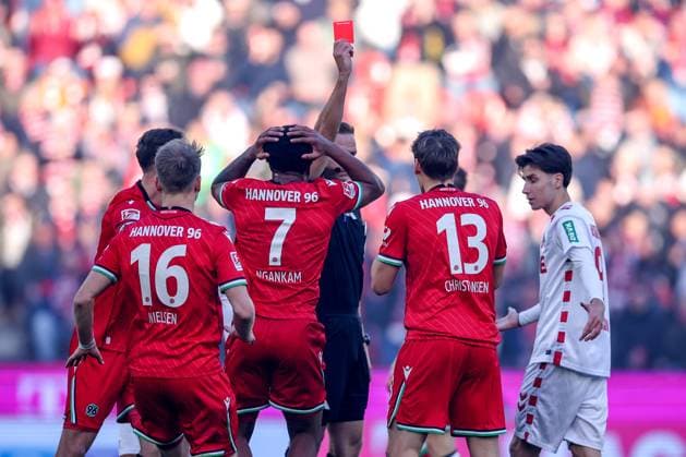 30 11 2024, Football, 1 FC Köln Hannover 96, 2 Fußball Bundesliga, RheinEnergieSTADION, Saison 2024 2025 Platzverweis Red card for Max Christiansen Hannover 13 DFB regulations prohibit any use of photographs as image sequences and or quasi video Nordrhein Westfalen Germany