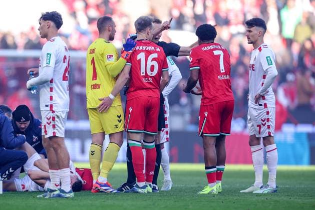 30 11 2024, Football, 1 FC Köln Hannover 96, 2 Fußball Bundesliga, RheinEnergieSTADION, Saison 2024 2025 Rudelbildung nach roter Karte für Max Christiansen Hannover 13 Jessic Ngankam Hannover 7 gestikulierend DFB regulations prohibit any use of photographs as image sequences and or quasi video Nordrhein Westfalen Germany