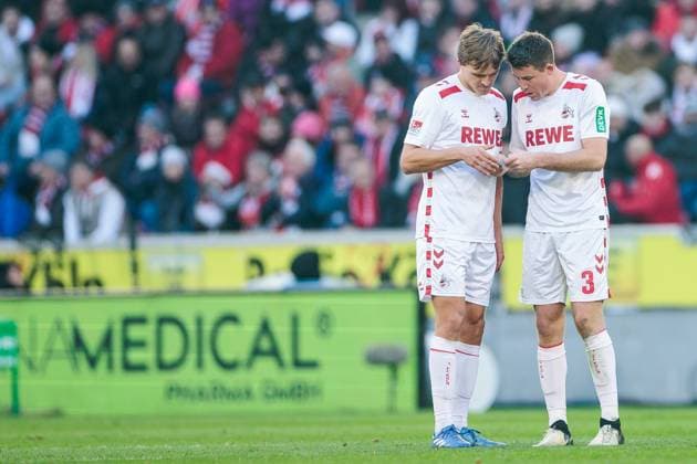 2 Fußball Bundesliga 1 FC Köln Hannover 96 30 11 2024 Timo Hübers 1 FC Köln, 4 and Dominique Heintz 1 FC Köln, 3 study the note 2 Fußball Bundesliga, 1 FC Köln Hannover 96, Köln, Rheinenergiestadion am 30 11 2024 DFL REGULATIONS PROHIBIT ANY USE OF PHOTOGRAPHS AS IMAGE SEQUENCES AND OR QUASI VIDEO Copyright: xBEAUTIFULxSPORTS Wunderlx