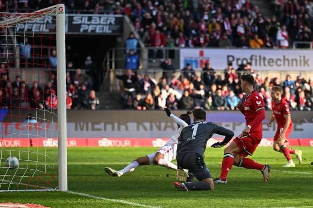 Koeln, Rheinenergiestadion, 30 11 24, GER, Herren, 2 Bundesliga, Saison 2024 2025, 1 FC Koeln Hannover 96 Bild Damion DOWNS Koeln macht das Tor zum 2 1 Only for editorial use DFL regulations prohibit any use of photographs as image sequences and or quasi video NRW Germany