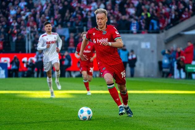 On the ball Havard Nielsen Hannover 96, 16 1 FC Koeln vs Hannover 96, Football, 2 Bundesliga, Matchday 14, Season 2024 2025, 30 11 2024 1 FC Koeln vs Hannover 96, Football, 2 Bundesliga, Matchday 14, Season 2024 2025, 30 11 2024 Koeln Copyright: xEibner-Pressefoto JustinxDerondex EP_JDU