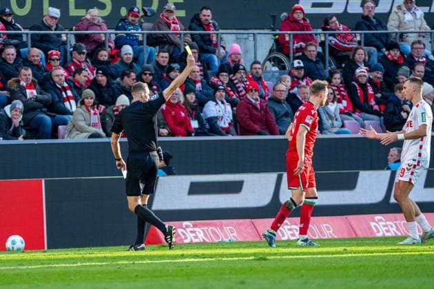 Referee Soeren Storks shows the yellow card 1 FC Koeln vs Hannover 96, Football, 2 Bundesliga, Matchday 14, Season 2024 2025, 30 11 2024 1 FC Koeln vs Hannover 96, Football, 2 Bundesliga, Matchday 14, Season 2024 2025, 30 11 2024 Koeln Copyright: xEibner-Pressefoto JustinxDerondex EP_JDU