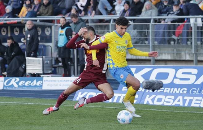 Robin Ziegele SSV Jahn Regensburg , Walid Ould Chikh Eintracht Braunschweig , Walid Ould Chikh Eintracht Braunschweig was shown the yellow card for the foul Soccer, Men, Season 2024 2025 2 BL, Eintracht Stadion, Eintracht Braunschweig vs SSV Jahn Regensburg, 0 0 DFL REGULATIONS PROHIBIT ANY USE OF PHOTOGRAPHS AS IMAGE SEQUENCES AND OR QUASI VIDEO