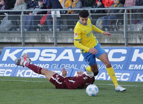 Robin Ziegele SSV Jahn Regensburg , Walid Ould Chikh Eintracht Braunschweig , Walid Ould Chikh Eintracht Braunschweig was shown the yellow card for the foul Soccer, Men, Season 2024 2025 2 BL, Eintracht Stadion, Eintracht Braunschweig vs SSV Jahn Regensburg, 0 0 DFL REGULATIONS PROHIBIT ANY USE OF PHOTOGRAPHS AS IMAGE SEQUENCES AND OR QUASI VIDEO