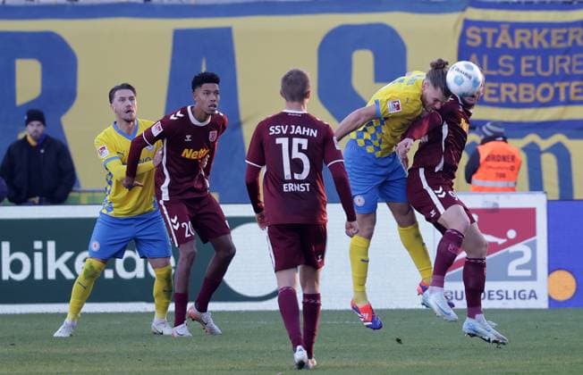 Header Kevin Ehlers Eintracht Braunschweig Football, Men, Season 2024 2025 2 BL, Eintracht Stadion, Eintracht Braunschweig vs SSV Jahn Regensburg, 0 0 DFL REGULATIONS PROHIBIT ANY USE OF PHOTOGRAPHS AS IMAGE SEQUENCES AND OR QUASI VIDEO