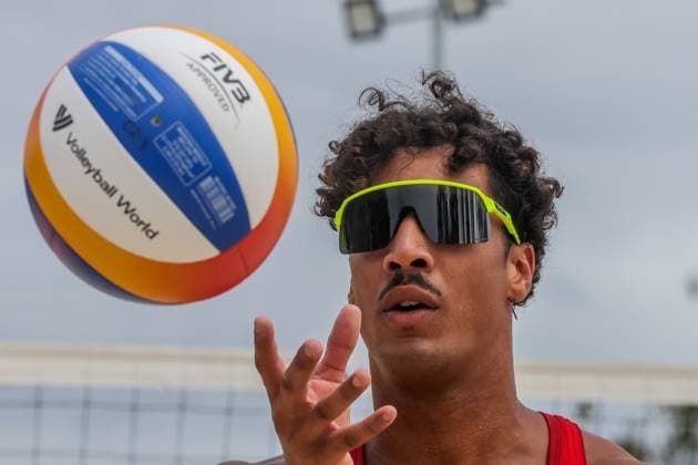 (241130) -- LAGUNA PROVINCE, Nov. 30, 2024 -- Calvin Aye of France prepares to serve the ball during the men s round of 18 match between France and Austria at the 2024 Volleyball World Beach Pro Tour Challenge in Laguna Province, the Philippines on Nov. 30, 2024. ) (SP)PHILIPPINES-LAGUNA PROVINCE-VOLLEYBALL WORLD BEACH PRO TOUR CHALLENGE ROUELLExUMALI 