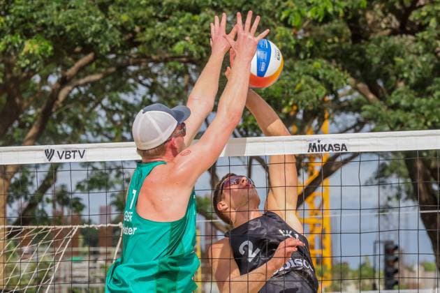 (241130) -- LAGUNA PROVINCE, Nov. 30, 2024 -- Oleksii Bublyk (R) of Ukraine competes against Philipp Huster of Germany during the men s round of 18 match between Germany and Ukraine at the 2024 Volleyball World Beach Pro Tour Challenge in Laguna Province, the Philippines on Nov. 30, 2024. ) (SP)PHILIPPINES-LAGUNA PROVINCE-VOLLEYBALL WORLD BEACH PRO TOUR CHALLENGE ROUELLExUMALI 