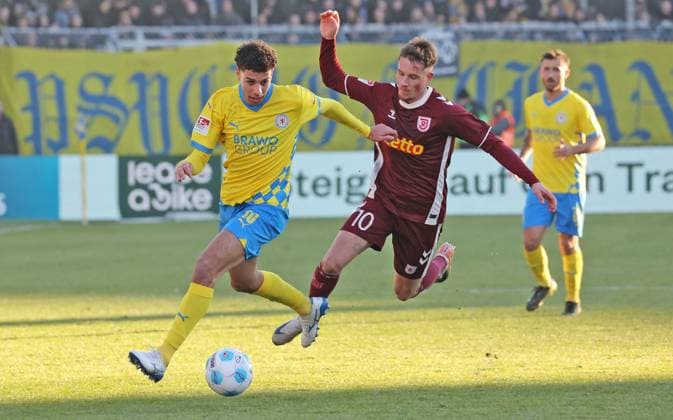 Eintracht BS vs SSV Jahn Regensburg Braunschweig, 30 11 2024, Football, Season 24 25, 2 Bundesliga, Matchday 14, Eintracht Braunschweig vs SSV Jahn Regensburg, Picture shows Walid Ould Chikh BTSV, 10 Braunschweig