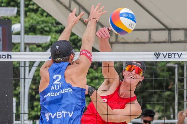(241130) -- LAGUNA PROVINCE, Nov. 30, 2024 -- Jonathan Pickett (R) of Canada competes against Paul Pascariuc (L) of Austria during the men s round of 18 match between Canada and Austria at the 2024 Volleyball World Beach Pro Tour Challenge in Laguna Province, the Philippines on Nov. 30, 2024. ) (SP)PHILIPPINES-LAGUNA PROVINCE-VOLLEYBALL WORLD BEACH PRO TOUR CHALLENGE ROUELLExUMALI 