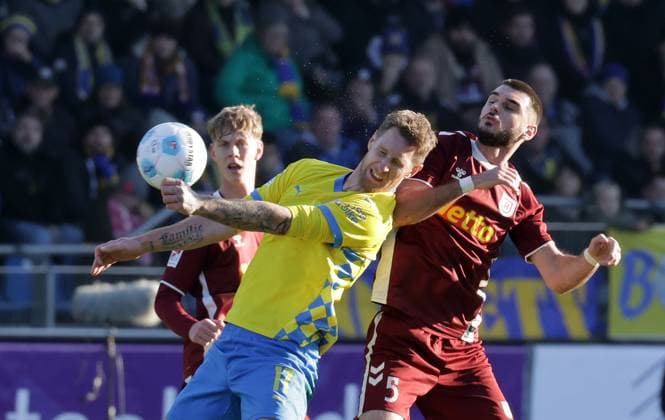 Rasim Bulic SSV Jahn Regensburg , Sebastian Polter Eintracht Braunschweig Football, Men, Season 2024 2025 2 BL, Eintracht Stadion, Eintracht Braunschweig vs SSV Jahn Regensburg, 0 0 DFL REGULATIONS PROHIBIT ANY USE OF PHOTOGRAPHS AS IMAGE SEQUENCES AND OR QUASI VIDEO